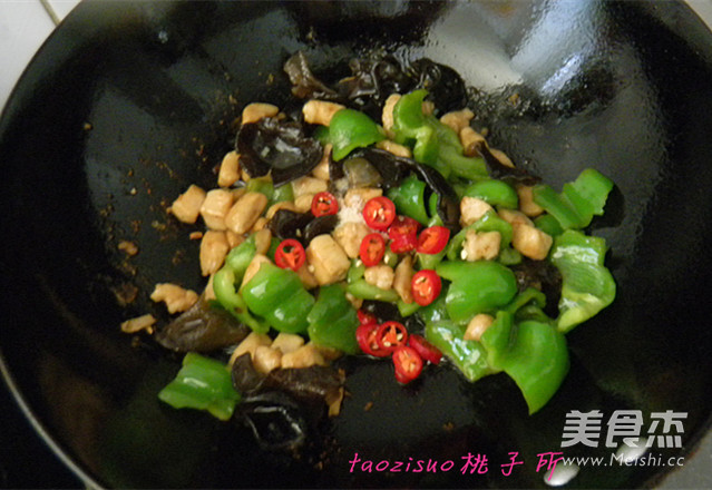 Stir-fried Chicken with Green Peppers recipe