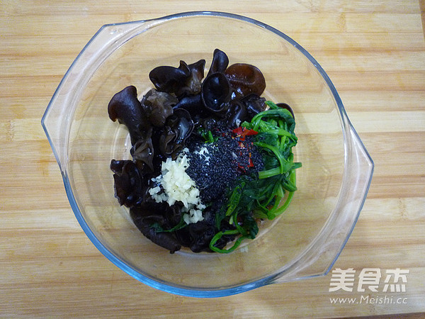 Spinach with Fungus recipe