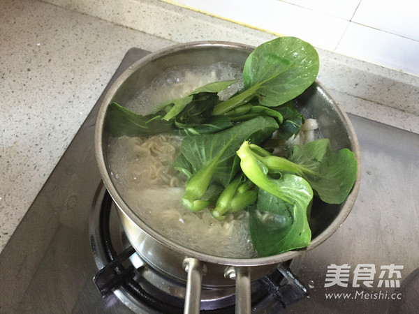 Instant Noodles with White Jade Mushroom recipe