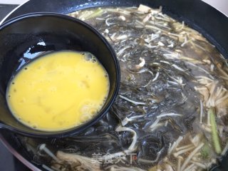 Seaweed Meat and Mushroom Soup recipe