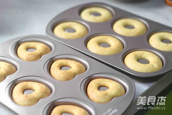 Low-sugar and Low-oil Orange-flavored Donuts recipe