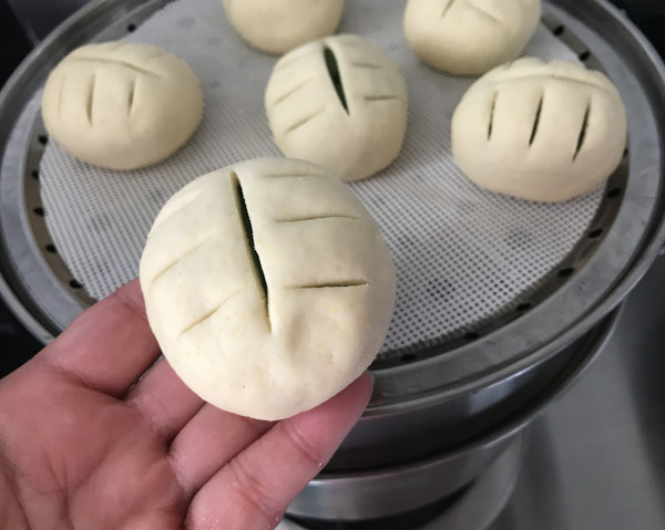Spinach and Black Sesame Two-color Steamed Buns recipe