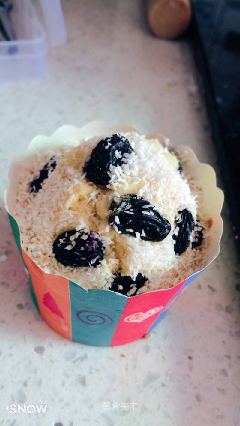 Oil-free Blackcurrant Coconut Cupcakes recipe