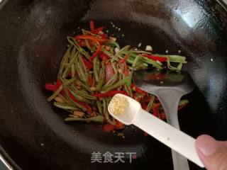 Stir-fried Eyebrow Shreds with Red Pepper recipe