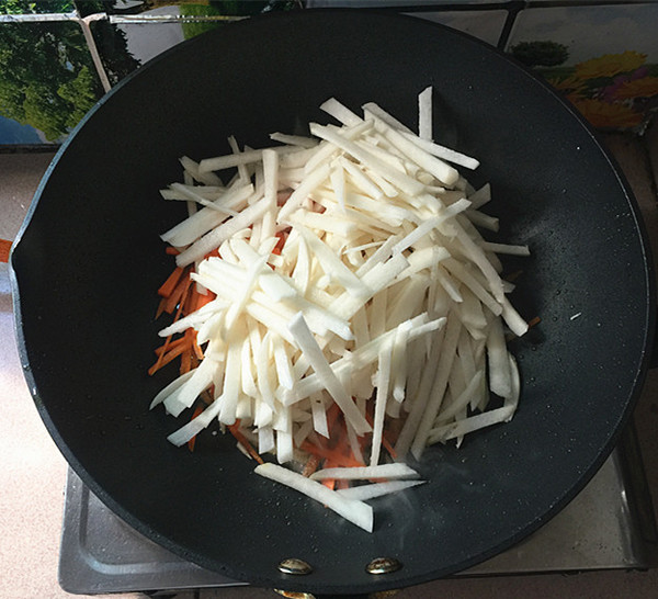 Stir-fried Cold Potato with Chopped Pepper and Shredded Pork recipe