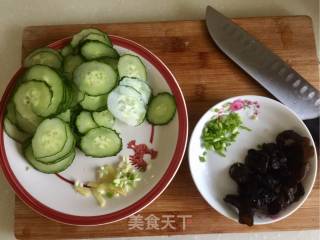 Cucumber Fungus Meatball Soup recipe