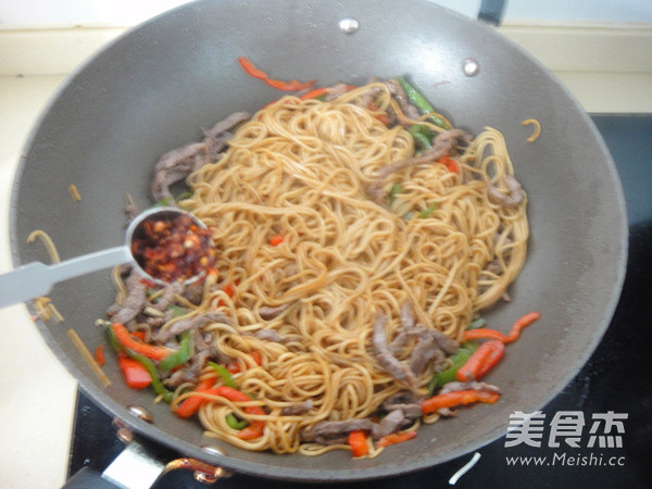 Stir-fried Noodles with Beef and Green Pepper recipe