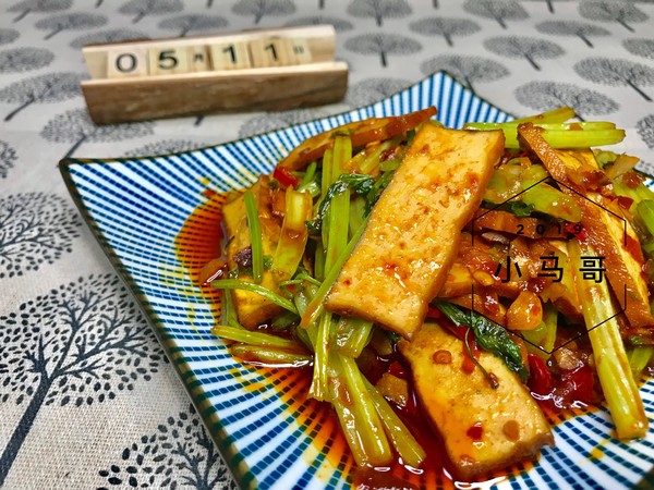 Stir-fried Xianggan with Celery recipe