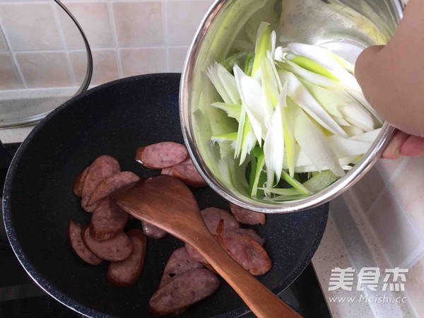 Stir-fried Harbin Sausage with Scallions recipe