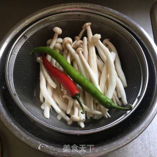 Stir-fried Shredded Pork with White Jade Mushroom recipe