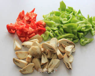 [thick Broth Makes The Taste Fresher] --- Stir-fried Straw Mushrooms with Green Peppers recipe