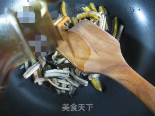 Stir-fried Eel with Leek Sprouts recipe