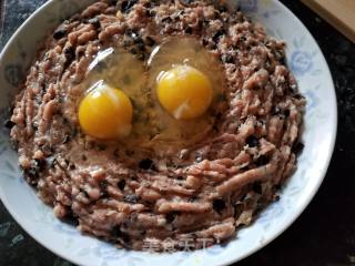 Steamed Meat Cakes with Fungus and Vegetables recipe