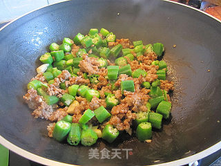 Stir-fried Okra with Mashed Chicken with Nuts recipe