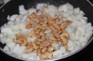 Fragrant and Sweet-stir-fried Sago with Cashew Nuts recipe