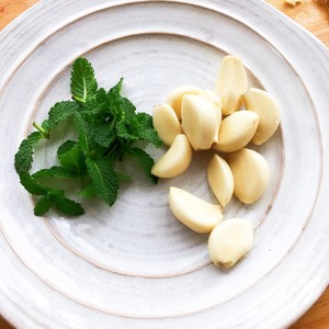 Mint Garlic Pan-fried Pork Chops recipe