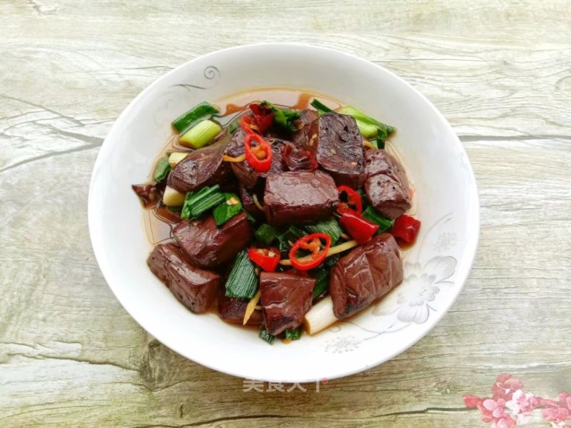 Stir-fried Pork Blood with Garlic Leaves recipe