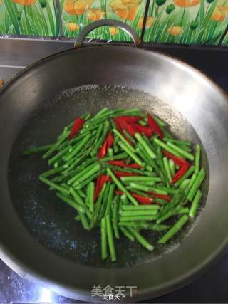 Stir-fried Chicken with Asparagus and Lily recipe