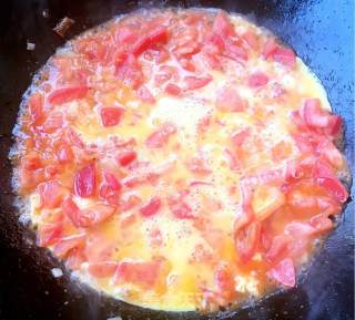 Stir-fried Rice Noodles with Tomato, Egg, Fungus recipe