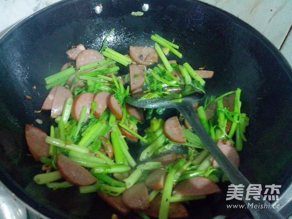 Celery Stir-fried Pork Sausage recipe