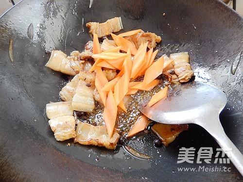 Stir-fried Pork Belly with Carrots and Green Peppers recipe