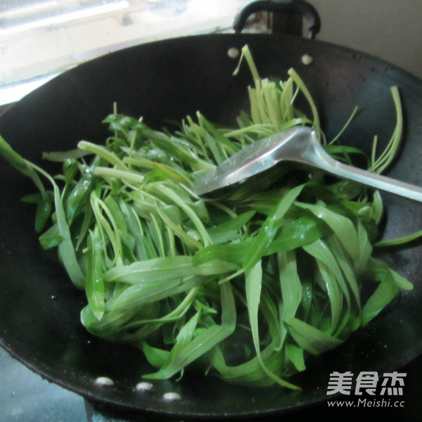 Stir-fried Noodles with Water Spinach recipe