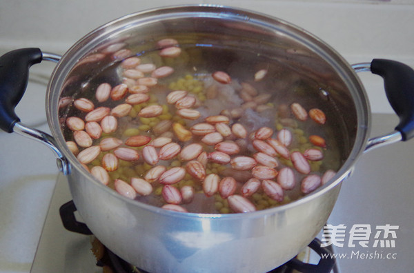 Braised Pig's Trotters with Soybeans and Peanuts recipe