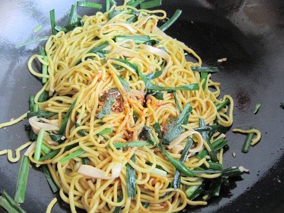 Stir-fried Yellow Noodles with Leek recipe