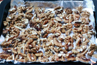Relieving Gluttonous Snacks: Milk-flavored Amber Walnuts recipe