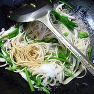 Fried Noodles with Chives and Fresh Squid recipe