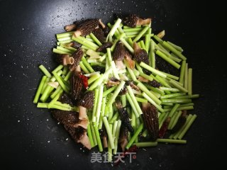 Stir-fried Garlic Moss with Morels recipe