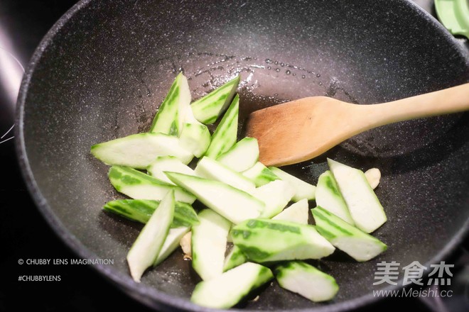 Stir-fried Loofah with Oily Gluten recipe