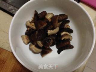 【two Mushrooms and Chicken Pot】-----fragrant and Fragrant Dishes recipe
