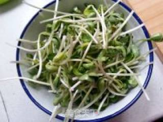 Stir-fried Black Bean Sprouts with Lycium Barbarum recipe