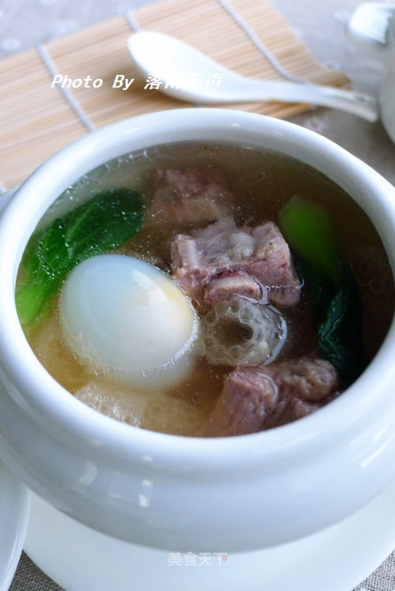 A Beautiful Soup for Fat-reducing Beauty-bamboo Sun and Pigeon Egg Soup