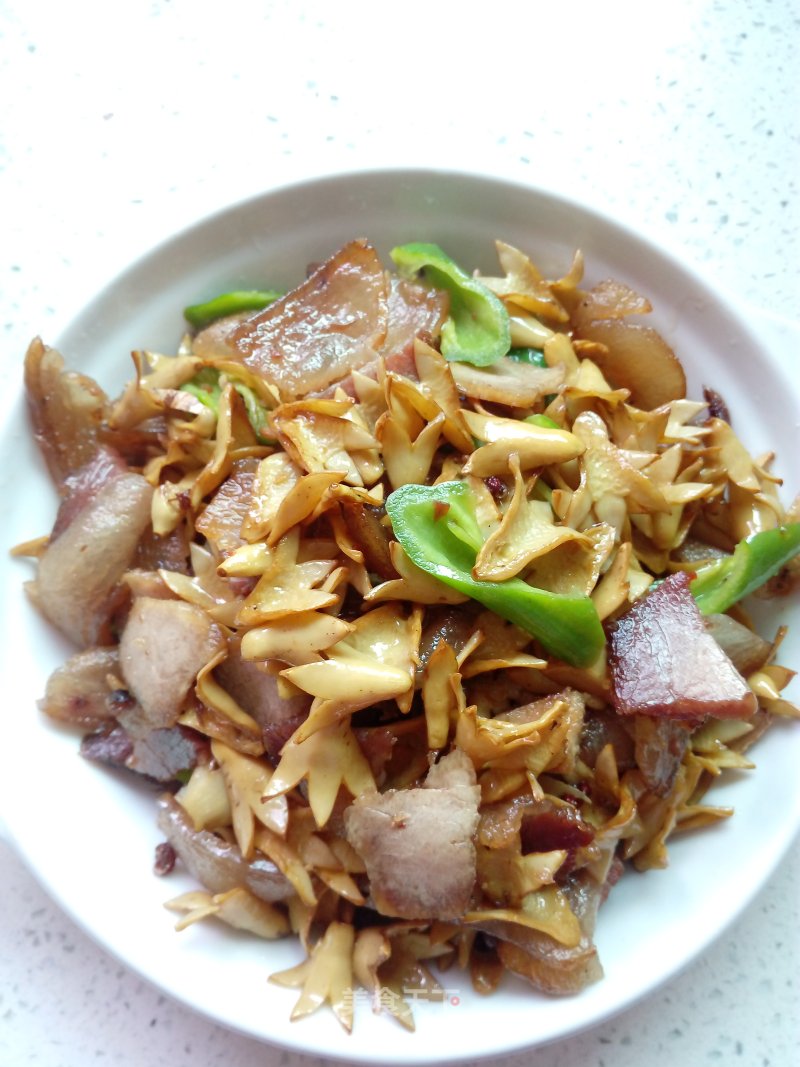 Stir-fried Bacon with Pomegranate Flower