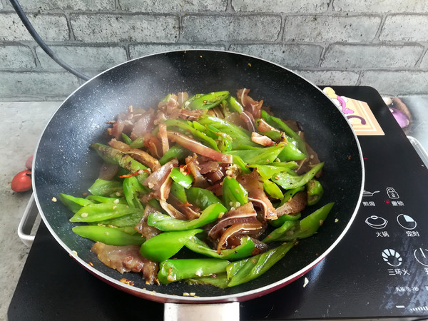 Stir-fried Pork Ears with Green Peppers recipe