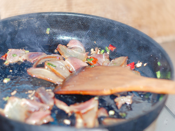 Stir-fried Bacon with Grey Vegetables recipe