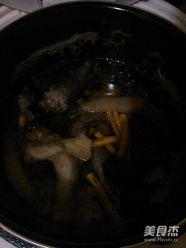 Bamboo Fungus Black Chicken Longan Soup recipe