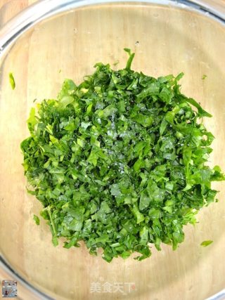 Griddle with Minced Pork and White Radish Leaves recipe