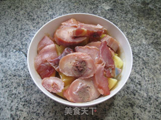 Steamed Potatoes with Cured Chicken Drumsticks recipe