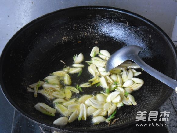 Stir-fried Small Dried Fish with Garlic recipe