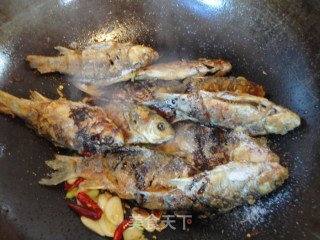 Roasted Crucian Carp with Fungus recipe