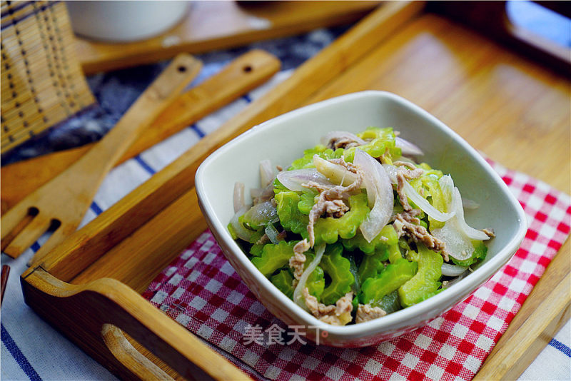 Stir-fried Bitter Gourd with Beef and Onion recipe