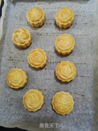 Cantonese-style White Bean Paste Moon Cakes recipe