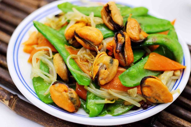 [family Gathering] Fried Snow Peas, Seafood and Bean Sprouts recipe