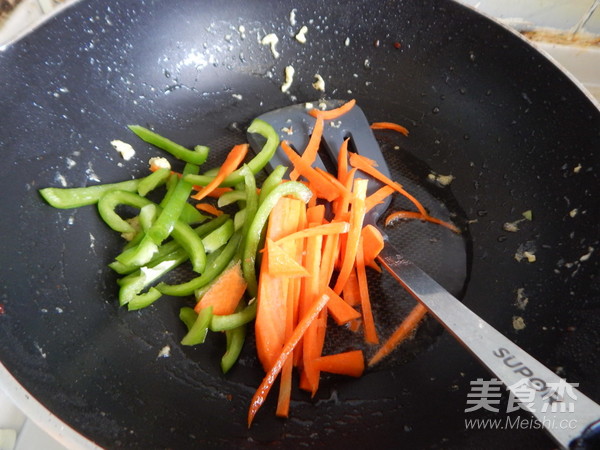 Stir-fried Rice Noodles with Green Pepper Chicken Chop recipe