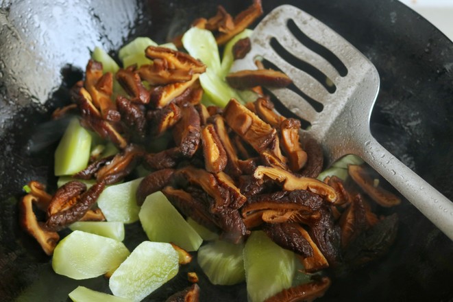 Stir-fried Mushrooms with Green Bamboo Shoots recipe