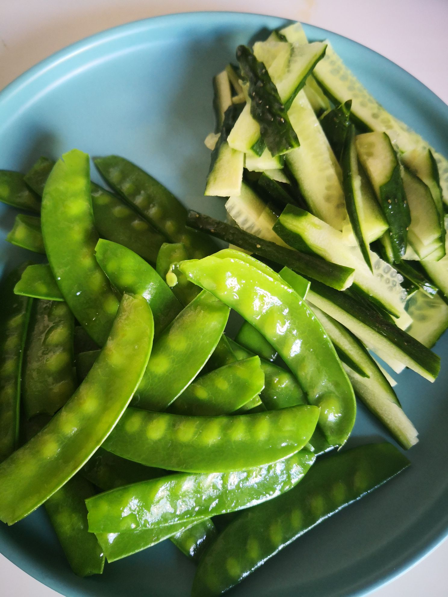 Fried Snow Peas with Cucumber Slices recipe
