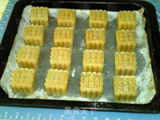 Transparent Skin Lotus Paste and Egg Yolk Mooncakes recipe